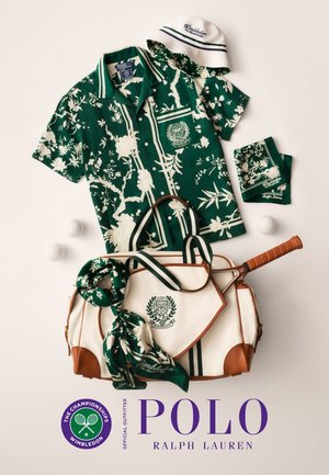 Conjunto de tenis floral verde y blanco con camisa, sombrero tipo bucket, bufanda, bolsa y dos pelotas dispuestas con una raqueta de tenis, de la marca Polo Ralph Lauren.
