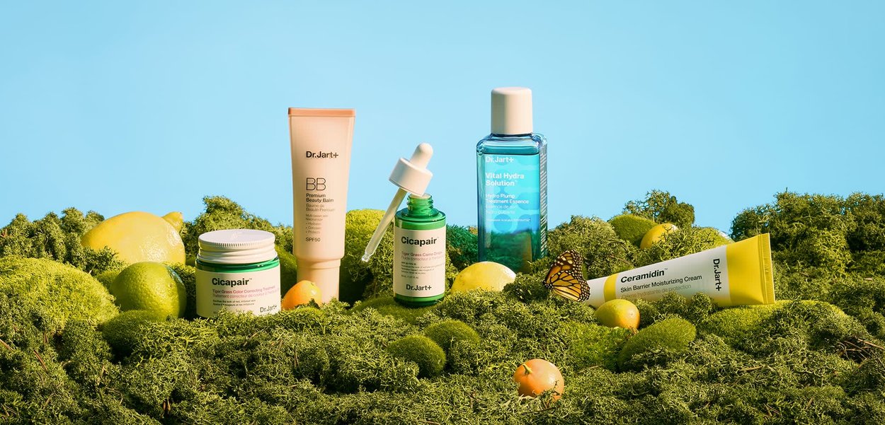 Produkty do pielęgnacji skóry Dr.Jart+ na zielonym mchu z cytrynami i motylem, zawierające Cicapair, Vital Hydra Solution, Ceramidin oraz krem BB.