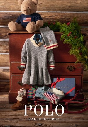 Vestido gris de punto con dobladillo acampanado, detalles a rayas rojas y blancas, combinado con una camisa azul. Oso de peluche con una camisa azul marino con una bandera estadounidense.