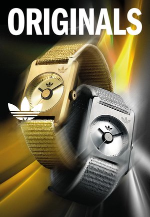 Zwei rechteckige Uhren nebeneinander: eine goldene mit einem strukturierten Armband und rundem Zifferblatt; die andere silberne mit einem glatten Armband und Zifferblatt.