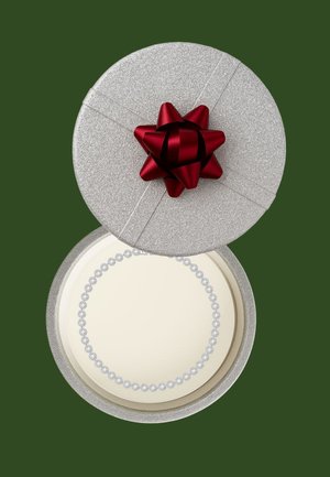 Boîte cadeau ronde en argent avec paillettes et un nœud rouge, ouverte pour révéler un collier en diamant à l'intérieur sur un fond vert.