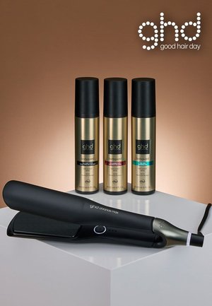 Lisseur Ghd noir avec un cylindre arrondi, accompagné de trois vaporisateurs noirs et dorés pour la protection des cheveux, sur une surface blanche.
