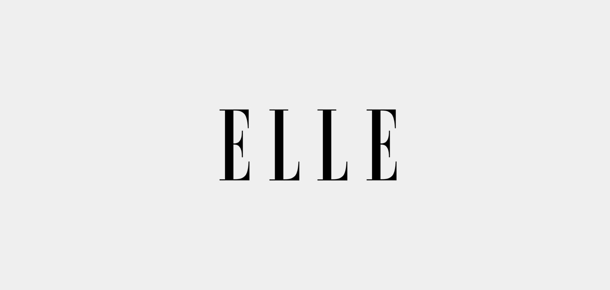 Zwarte tekst met de tekst "ELLE" in groot, vet, schreeflettertype, gecentreerd op een effen lichtgrijze achtergrond.