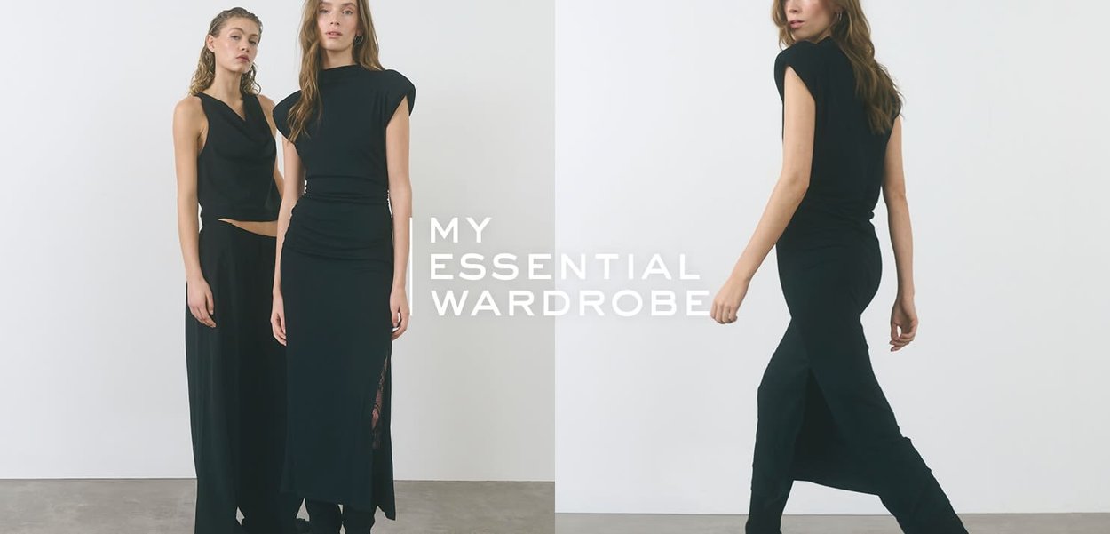 Deux modèles portent des vêtements noirs : un haut ajusté avec un col drapé et une longue jupe avec une fente latérale. Le tissu semble lisse avec une finition mate.