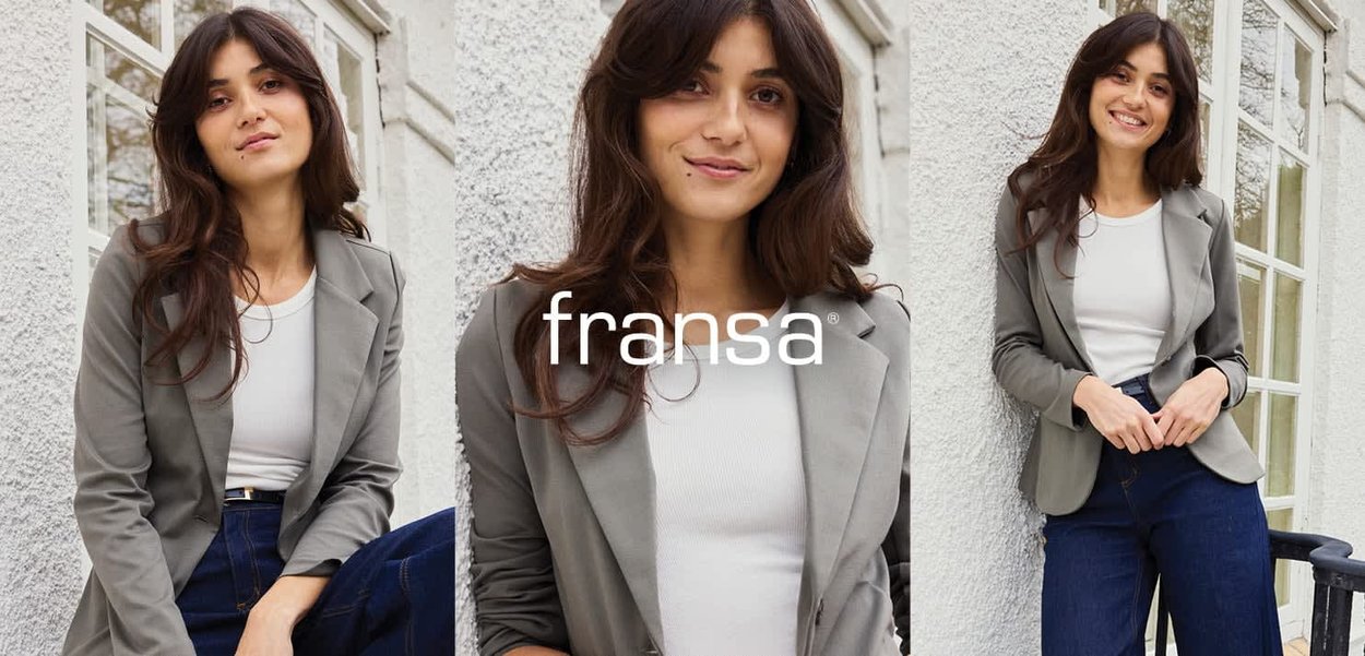 Grauer Blazer mit taillierter Passform, kombiniert mit einem weißen Oberteil und dunkelblauen Jeans. Glatte Textur und minimalistisches Design, vor hellem Hintergrund.