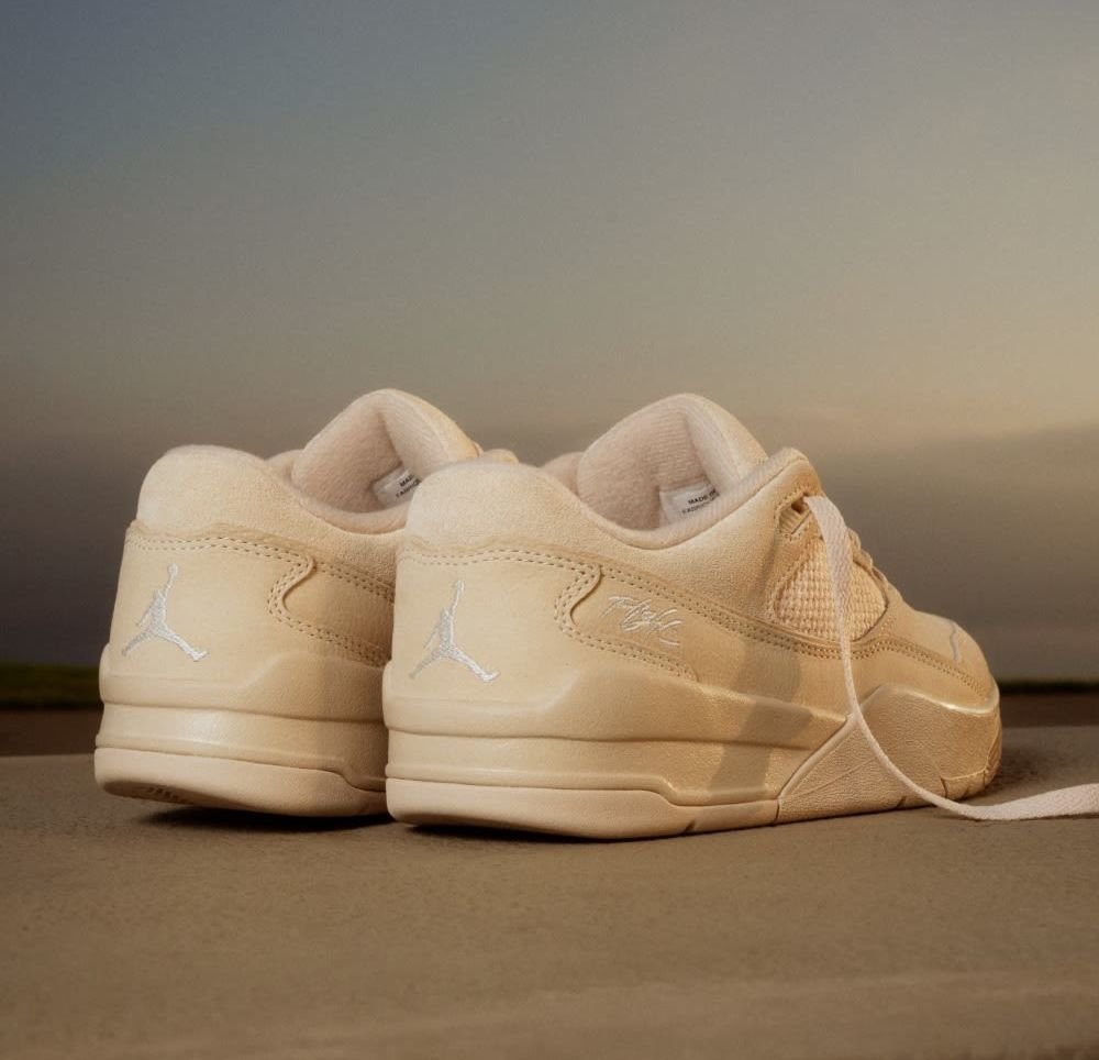 Baskets beiges au design basse, avec une texture en daim doux, des accents blancs et le logo Jordan sur le talon et les côtés. Présente un système de laçage.