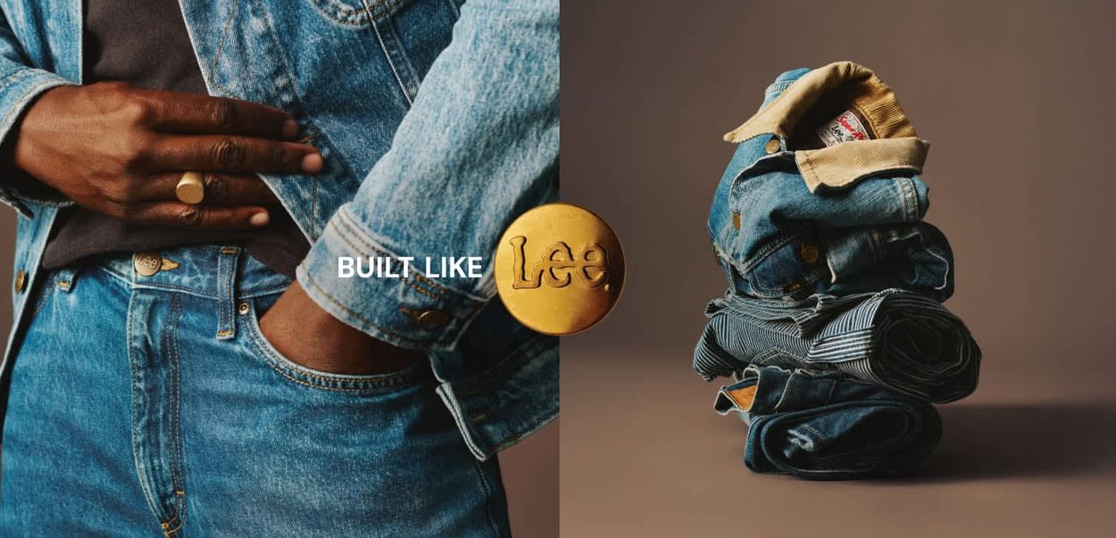 Denimjakke i lys blå nyanse med gullhardware, parret med brettede denimbukser i forskjellige nyanser, med synlige sømmer og teksturer.