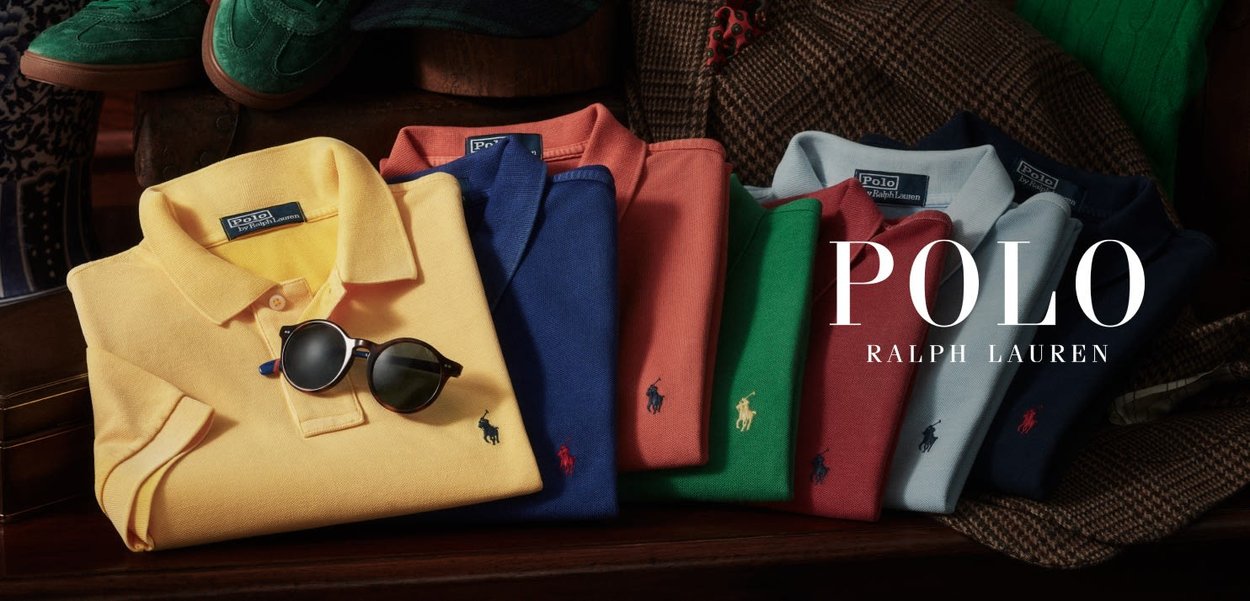 Acht gefaltete Poloshirts in verschiedenen Farben: Gelb, Blau, Pink, Grün, Hellblau und Marineblau, mit kleinen gestickten Logos, neben Sonnenbrillen.