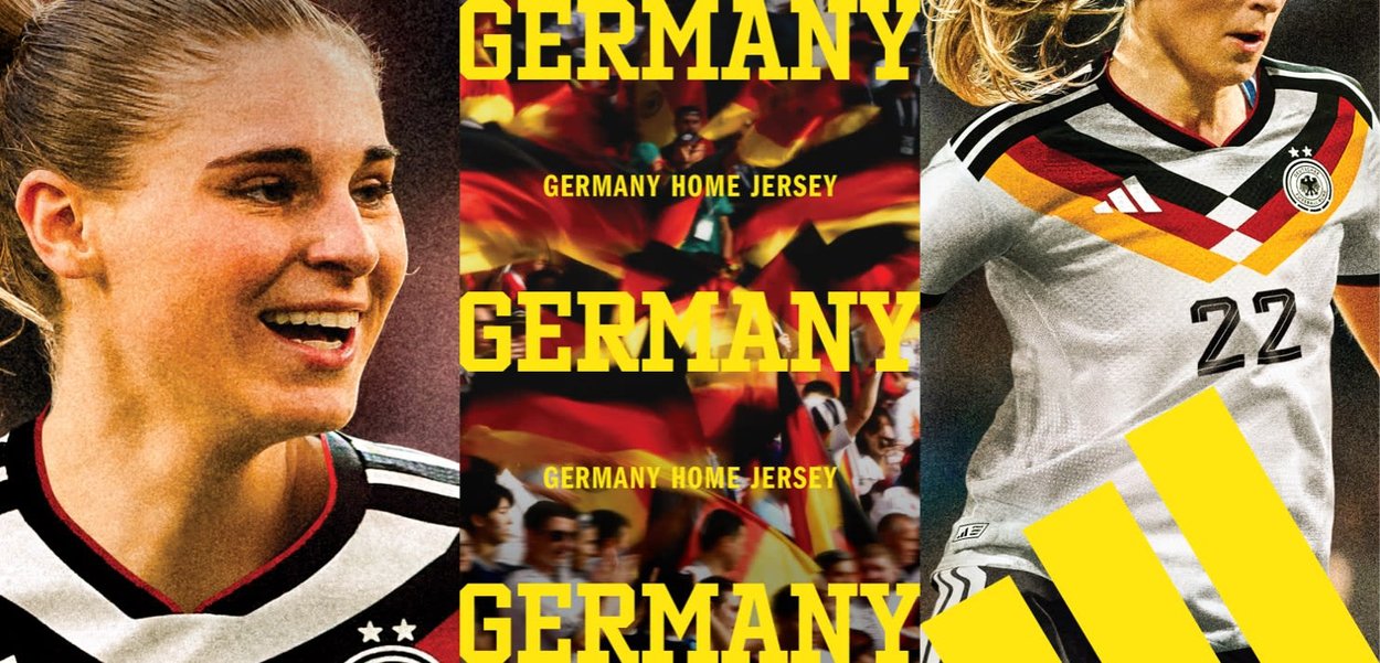 Zwei Fußballspielerinnen in Deutschlands weißem Heimtrikot mit schwarzen, roten und gelben Akzenten, neben Fans, die deutsche Fahnen schwenken.