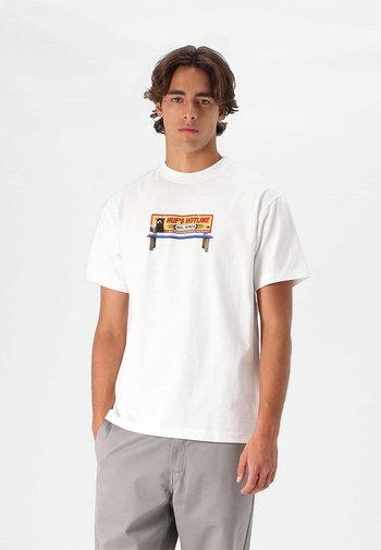 Witte katoenen T-shirt met "HUF'S HOTLINE" grafiek in levendige kleuren in het midden. Korte mouwen en een ronde hals.