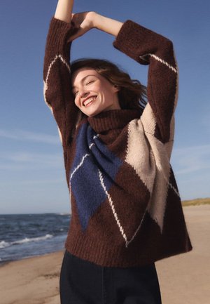 Maglione marrone a maglia grossa con colletto a imbuto, caratterizzato da un motivo argyle nelle tonalità di blu e crema. Vestibilità comoda, tessuto dalla trama spessa.