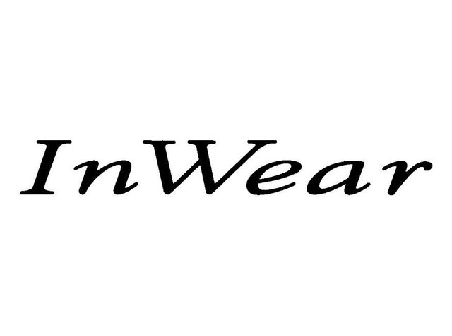 Le texte en italique noir indique "InWear" sur un fond blanc uni. La police est élégante avec des épaisseurs de traits variées.