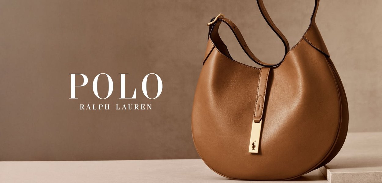 Brun læder hobo taske med en glat overflade, indrammet af en tynd sort kant. Udstyret med et hardware-element i guld-tone og en logo-tag.