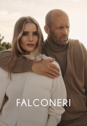 Coppia che indossa maglieria di colore chiaro; donna in un maglione bianco senza maniche, uomo in un maglione zip beige, entrambi con texture naturali.