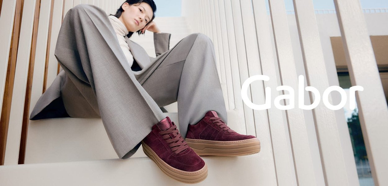 Baskets en suede bordeaux avec une semelle plateforme contrastante en tan; dotées de lacets et de subtils détails de couture verticale.