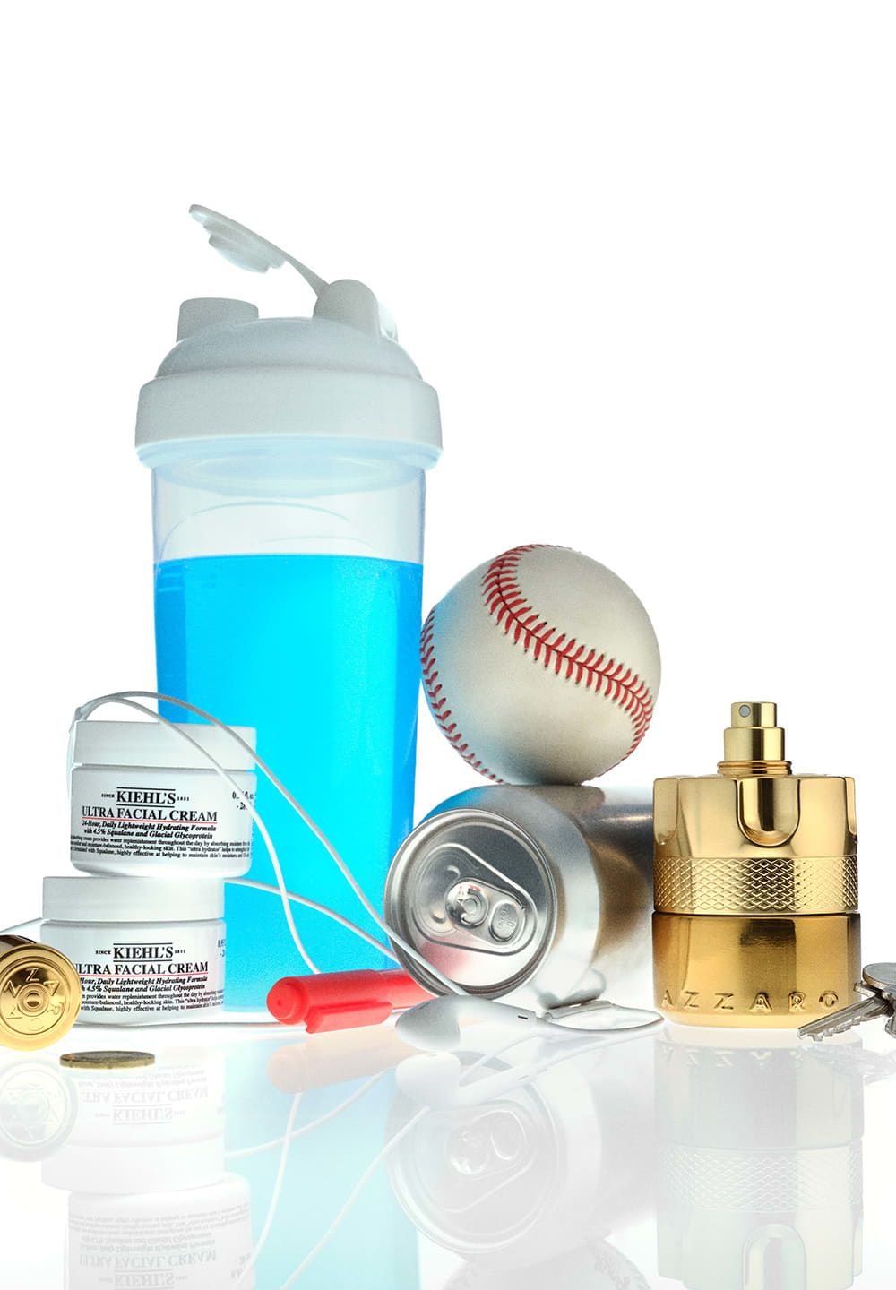 Blauer Shaker, zwei Kiehl's Gesichtscreme-Gläser, Baseball, silberne Dose, goldene Azzaro Parfümflasche, kleiner roter Stift, Münze und Schlüssel.