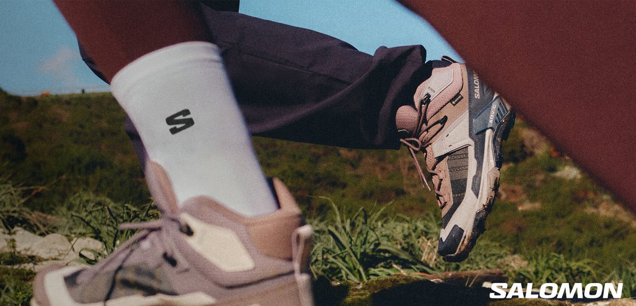 Trailsko i nuancer af grå og pink, med en tekstureret overdel, snøresystem og en slidstærk sål med aggressivt mønster for godt greb.