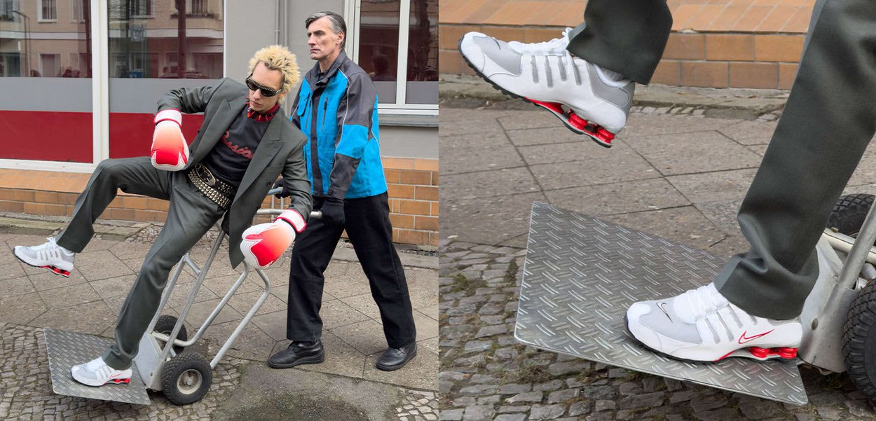 Hvide sneakers med røde accenter, mesh-overdel og unikt såldesign. Person i grå bukser på en sækkevogn med røde boksehandsker.