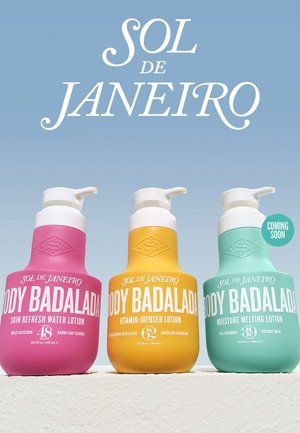 Drie pompflessen Sol de Janeiro Body Badalada lotions in roze, geel en turquoise, gelabeld voor verschillende huidvoordelen, op een licht oppervlak.