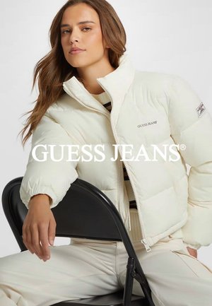 Crème-kleurige, puffy jack met ritssluiting, geribbelde manchetten en "GUESS JEANS" logo. Draagt met een licht gestreept sweater en beige broek.
