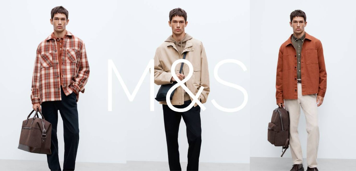 Trzech modeli męskich prezentuje odzież wierzchnią: czerwoną koszulę w kratę typu shirt jacket, beżową kurtkę zapinaną na zamek oraz rdzawego koloru koszulę na guziki, każda w zestawieniu z torbami.