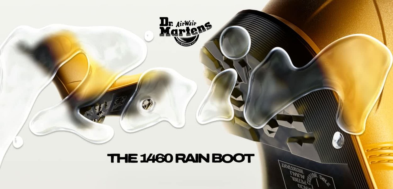 Dr. Martens 1460 Regenstiefel mit glänzender gelber Oberfläche, strukturiertem Material und dicker schwarzer Sohle, versehen mit Wassertropfen zur Betonung der Wasserdichtigkeit.