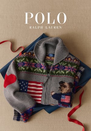 Šedý svetr na zip s barevným pleteným vzorem pruhů, srdcí a zvířecím motivem, zobrazený na modrém pozadí s červenou stužkou.