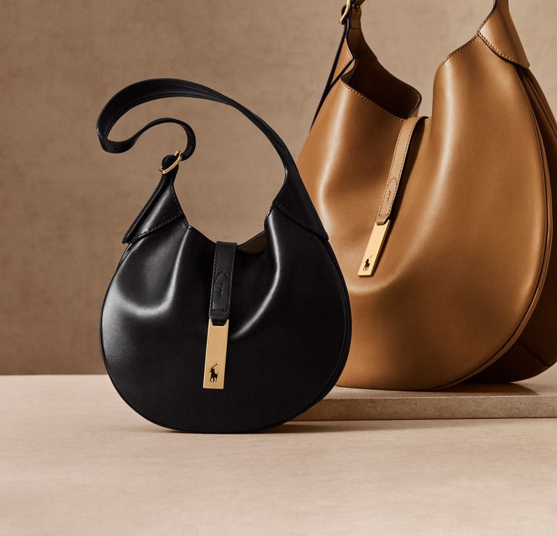 Sacs à main en cuir noir et marron avec des formes arrondies. Accents en matériel doré sur les deux, avec une sangle en cuir verticale et un détail de logo.