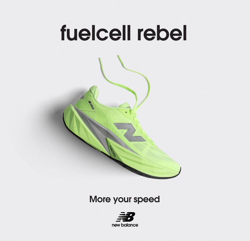 Limegrüne Laufschuhe mit einem Obermaterial aus Mesh, silbernen Akzenten und einem aerodynamischen Design. Sie verfügen über eine leichte Sohle und eine auffällige Markenkennzeichnung.