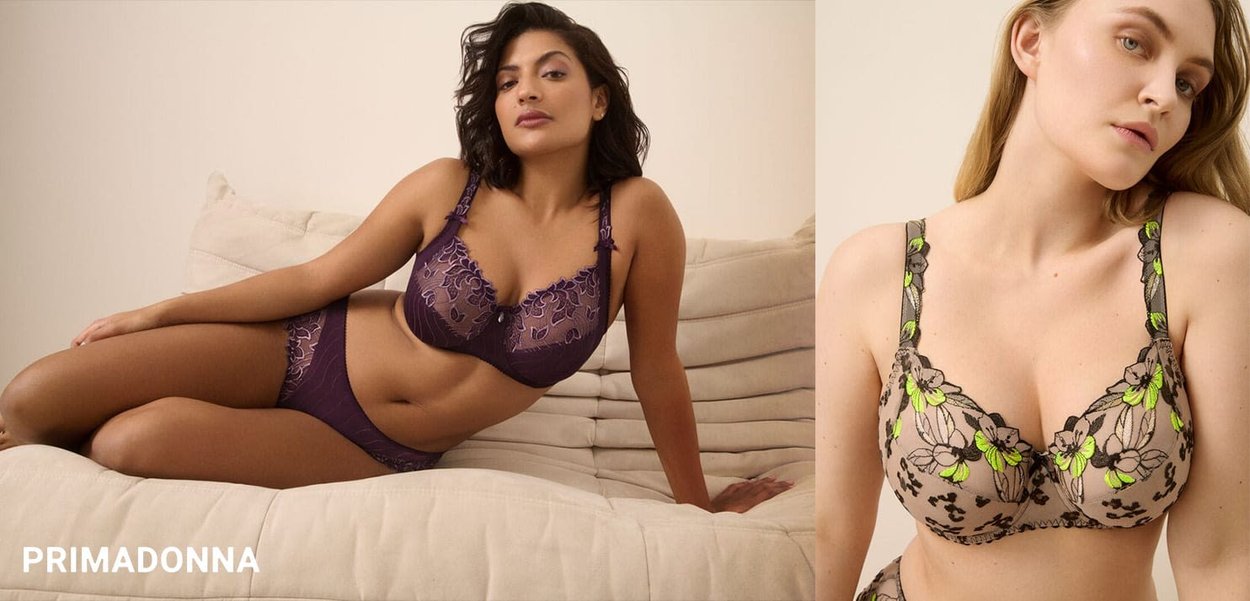Deux femmes modèlent des soutiens-gorge en dentelle florale ; l'une est allongée sur un canapé beige dans un ensemble violet, l'autre pose debout dans un ensemble beige et vert néon.