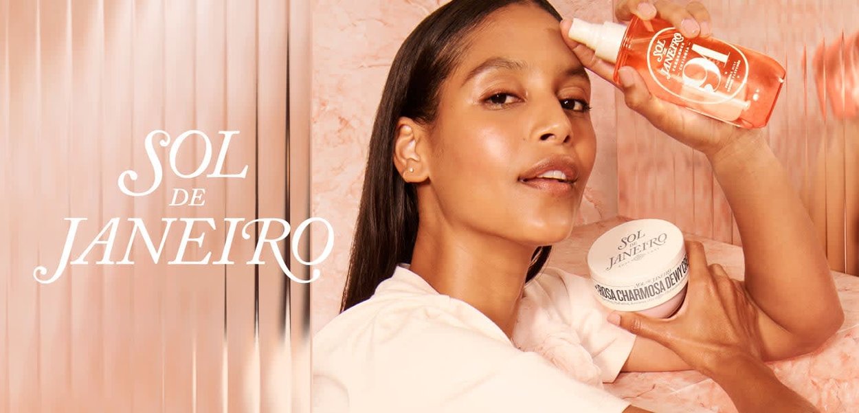 Frau mit strahlender Haut, die Sol de Janeiro Hautpflegeprodukte vor einem pfirsichfarbenen Hintergrund hält, auf dem der Markenname sichtbar ist.