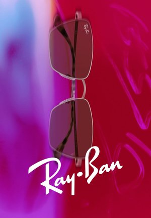 Gafas de sol Ray-Ban rectangulares con tono púrpura, mostradas sobre un fondo rojo y púrpura difuminado con el logo de Ray-Ban debajo.