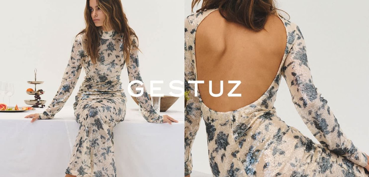 Langslavend jurk in een crème en zilver bloemmotief, met een open rugontwerp en een getailleerde silhouet. Gestructureerde, sequins-achtige stof.