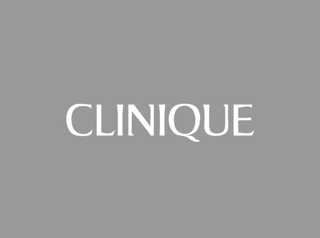Clinique merklogo met witte schreefletters gecentreerd op een effen grijze achtergrond.