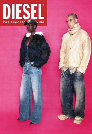 Due modelli si trovano davanti a uno sfondo rosa brillante. A sinistra: giacca a vento nera, jeans larghi, maglietta nera. A destra: maglione lavorato a maglia color crema, jeans larghi, pantofole beige.