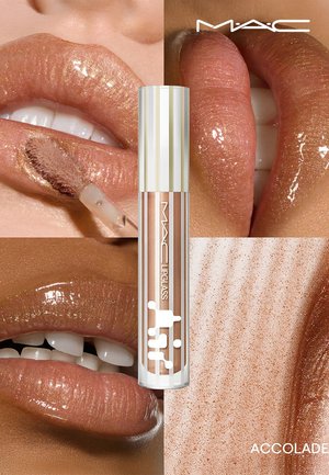 Lipglass MAC dans un tube transparent avec un capuchon rayé, appliqué sur des lèvres lisses et brillantes, mettant en valeur une teinte caramel brun avec des paillettes.