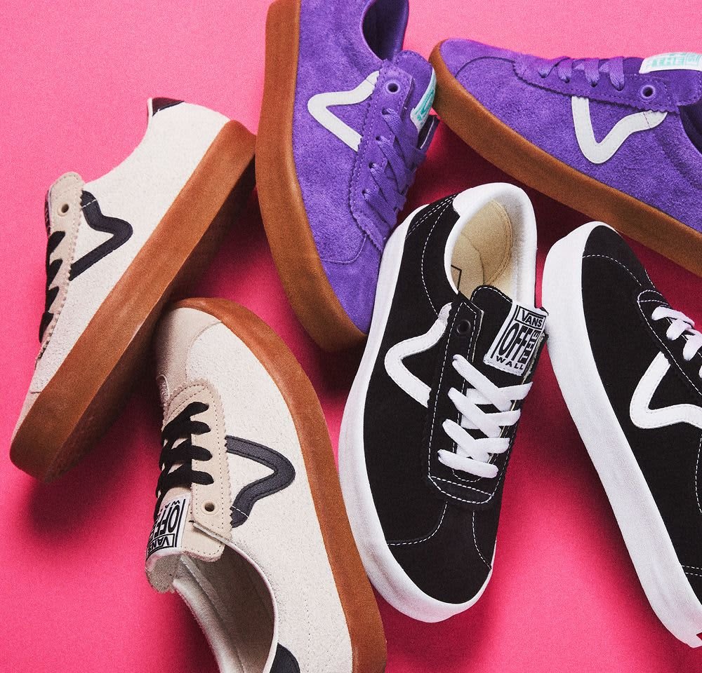 Verschiedene Sneakers in Schwarz, Beige und Lila, gefertigt aus Wildleder und Canvas, mit kontrastierenden weißen Akzenten sowie Gummi- oder weißen Gummisohlen.