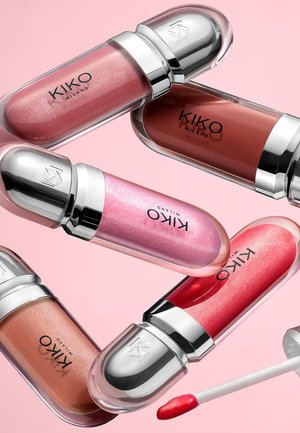 Fem KIKO Milano leppeprodukter i forskjellige nyanser: myk rosa, korall, livlig rød og skimrende rosa, i klare tuber med sølvfargede hetter.