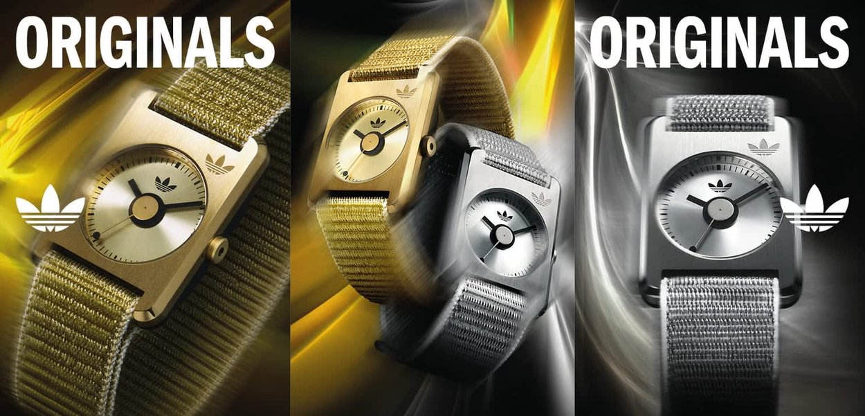 Quadratische Uhren in Gold und Silber mit Stoffarmbändern; die goldene Uhr hat ein helles Zifferblatt, die silberne Uhr ein dunkleres Zifferblatt; beide tragen das Adidas-Logo.