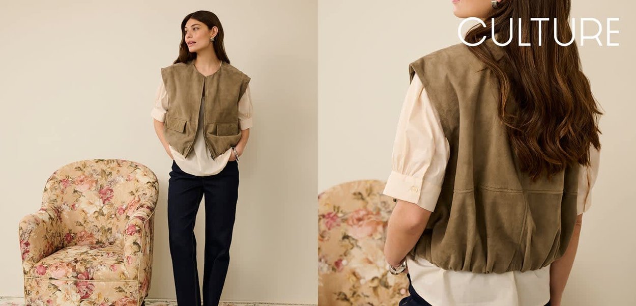 Beige Wildlederweste mit abgerundetem Saum, Fronttaschen und lockerem Schnitt. Über einer weißen Bluse getragen und mit dunkler Hose kombiniert.