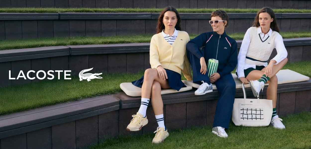 Ropa de Lacoste presentada en tres modelos: cárdigan amarillo, chándal azul marino y chaleco de punto. Presenta colores, patrones y accesorios notables.