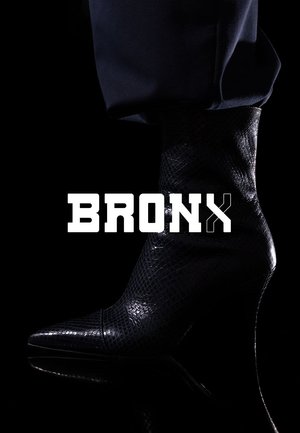 Stivale alla caviglia nero con texture effetto pelle di serpente, punta affusolata e tacco a spillo alto. Lo sfondo è scuro, esaltando le caratteristiche della scarpa.