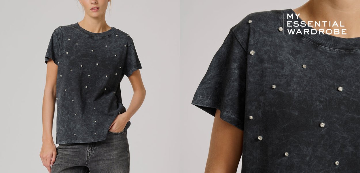 Maglietta grigia a maniche corte con una texture sbiadita e accenti di strass sparsi. Vestibilità rilassata e scollo rotondo. Design semplice e casual.