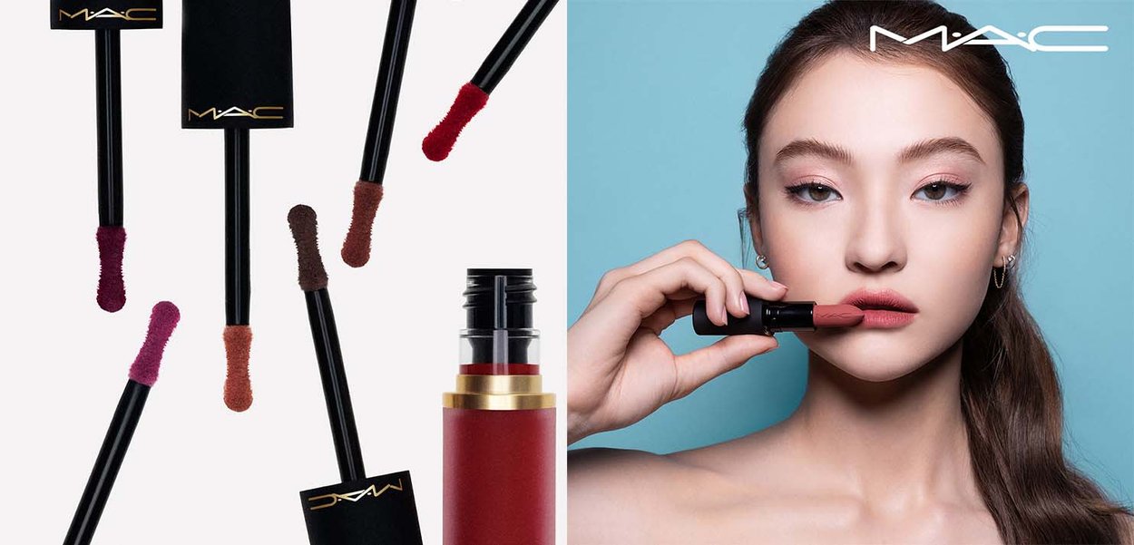 Varie tonalità di rossetto liquido MAC con applicatori accanto a una donna che applica un rossetto rosa smorzato su uno sfondo blu.