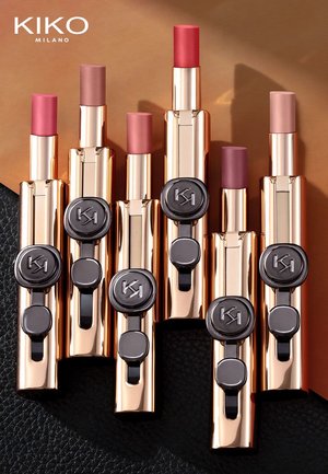 Set von sechs KIKO Milano Lippenstiften in goldenen Metalltuben mit schwarzen Akzenten. Unterschiedliche Farbtöne, einschließlich Pink und Nude; matte Finishes.