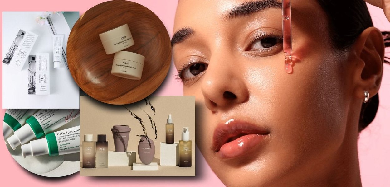 Vrouw brengt serum met een pipet aan op haar wang, omringd door verschillende huidverzorgingsproducten, waaronder crèmes, flessen en tubes, op diverse achtergronden.