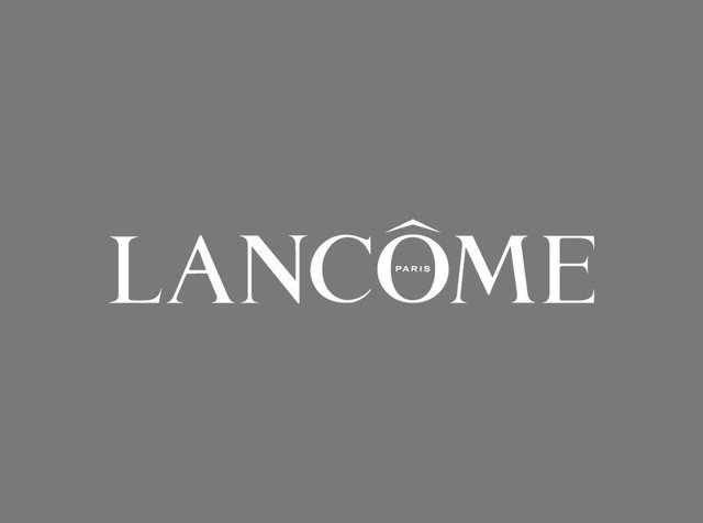Textlogo für Lancôme in weißer Serifenschrift auf grauem Hintergrund. "PARIS" erscheint in kleinerer Schrift unter dem "O" in einem runden Abzeichen.