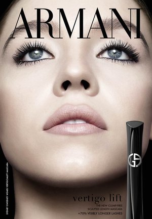 Tube de mascara noir au design épuré, à côté d'un gros plan du visage d'un modèle, mettant en valeur des cils longs, une peau lisse et une couleur de lèvres neutre.