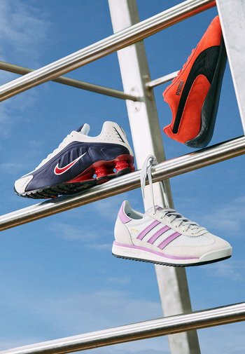 Nike jooksujalats tumesinisena ja valgena, punaste aktsentidega; Puma snearker oranžina ja mustana; Adidas jalanõud valge ja lavendlivärvi triipudega.