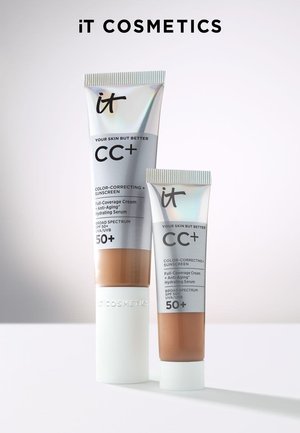 Zwei Tuben der it Cosmetics CC+ Farbkorrekturcreme mit SPF 50+ Sonnenschutz, voller Deckkraft, Anti-Aging und hydratisierendem Serum auf einer weißen Oberfläche.
